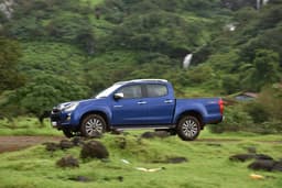 Isuzu D-Max V-Cross Front Right Three Quarter