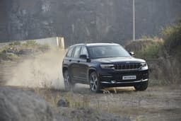 Jeep Grand Cherokee Front Right Three Quarter