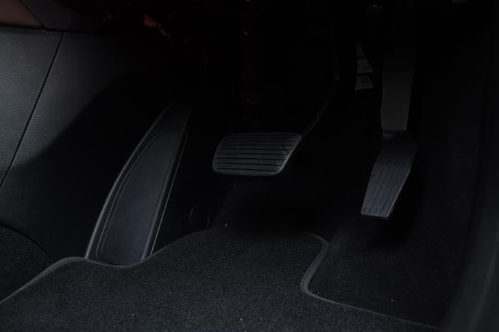 Jeep Meridian Foot Controls