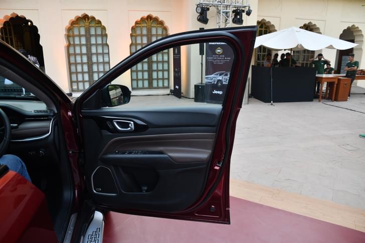 Jeep Meridian Color Red