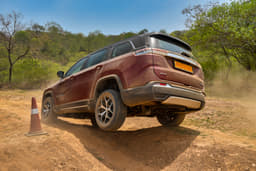Jeep Meridian Front Left Three Quarter