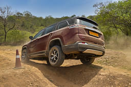 Jeep Meridian Front Left Three Quarter