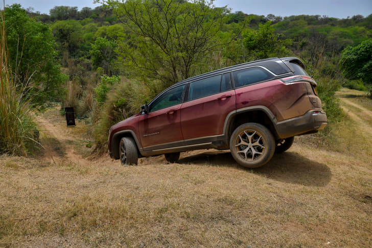 Jeep Meridian Front Right Three Quarter