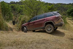 Jeep Meridian Front Right Three Quarter