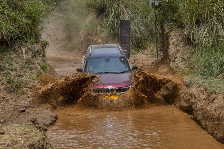 Jeep Meridian Color Red