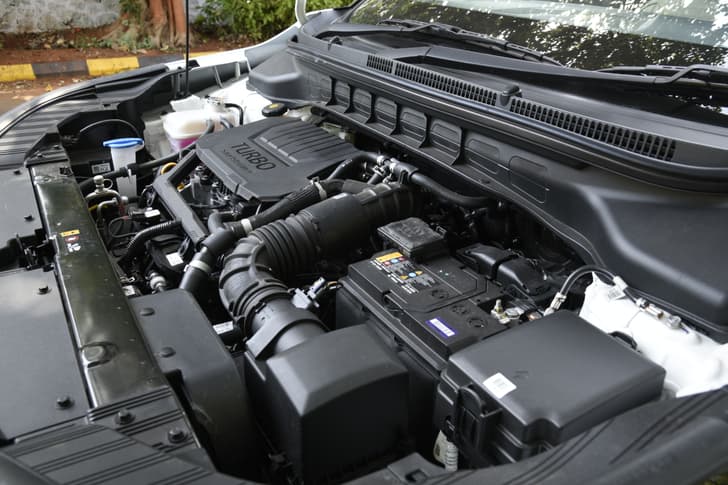 Kia Carens Open Bonnet Engine Shot