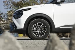 Kia Carens Front Right Three Quarter