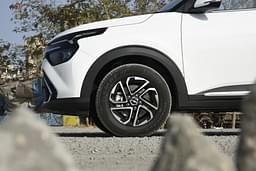 Kia Carens Front Right Three Quarter