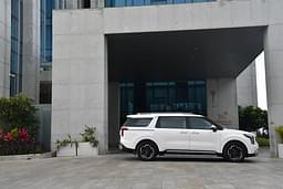 Kia Carnival Front Right Three Quarter