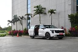 Kia Carnival Front Right Three Quarter