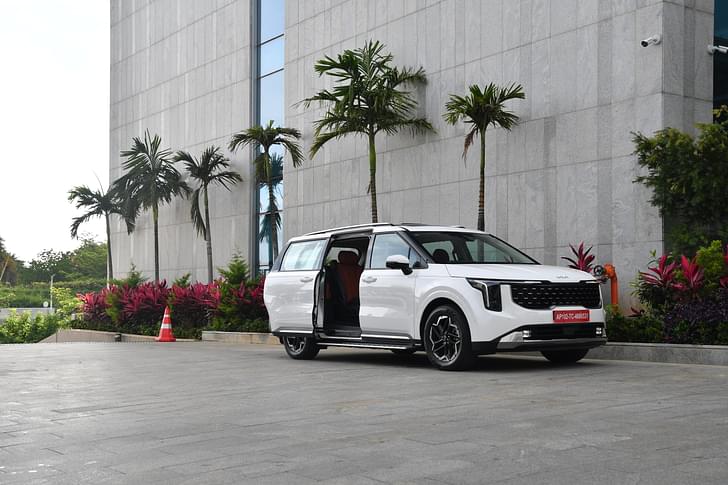 Kia Carnival Front Right Three Quarter