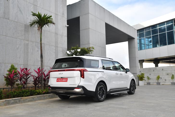 Kia Carnival Rear View
