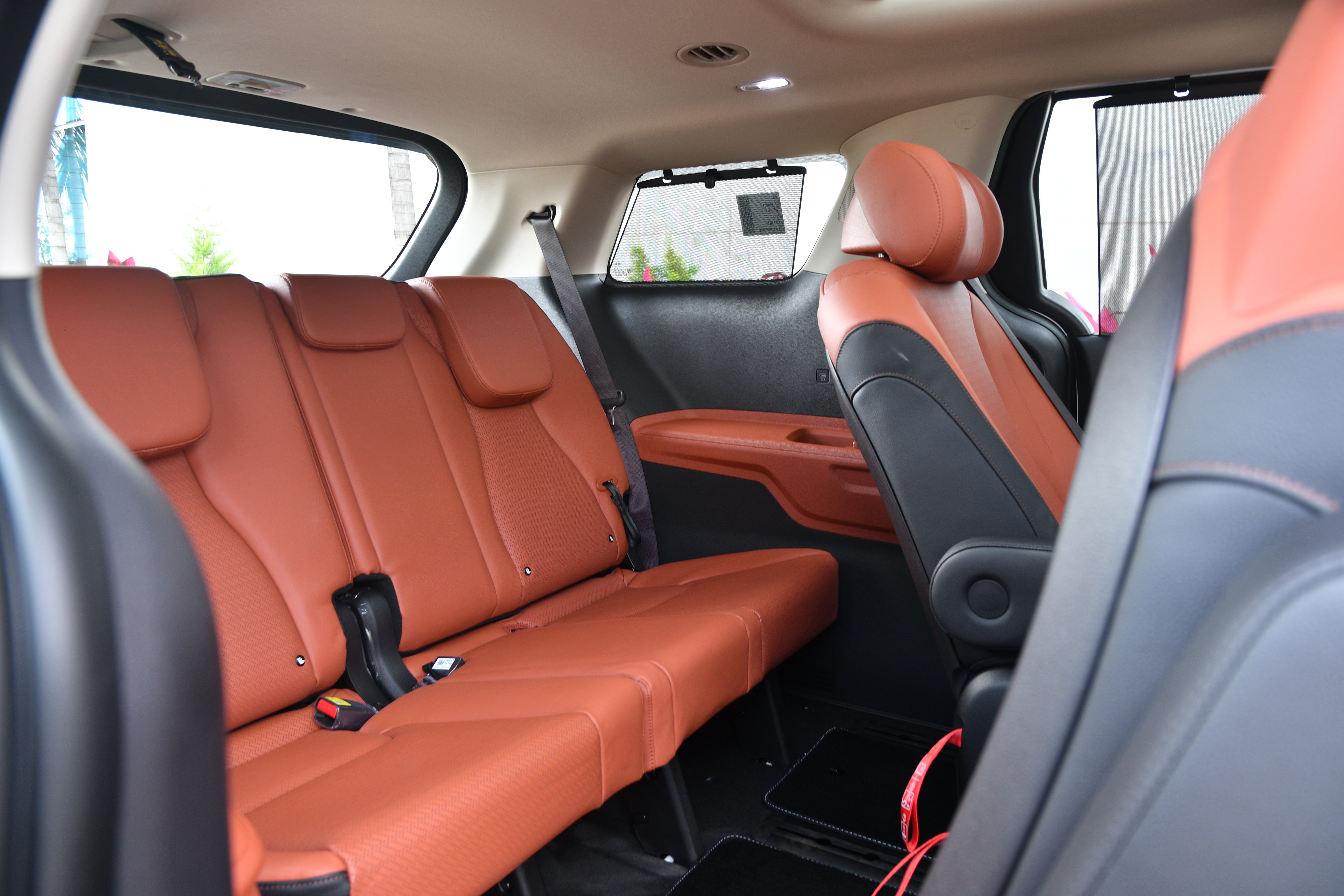 Kia Carnival Second Row Seats Image – Carnival Photos in India ...
