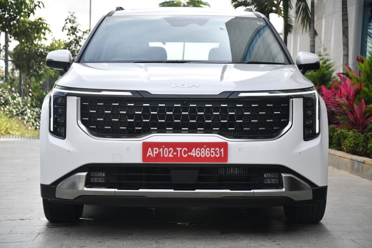 Kia Carnival Front View