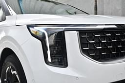 Kia Carnival Front Right Three Quarter