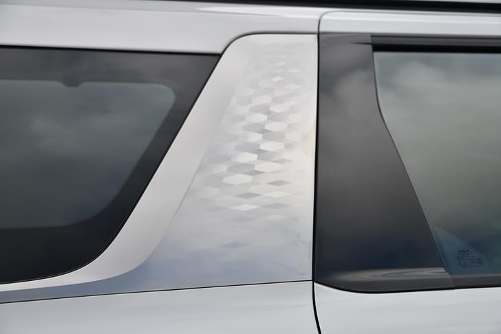 Kia Carnival Side Glass Housing