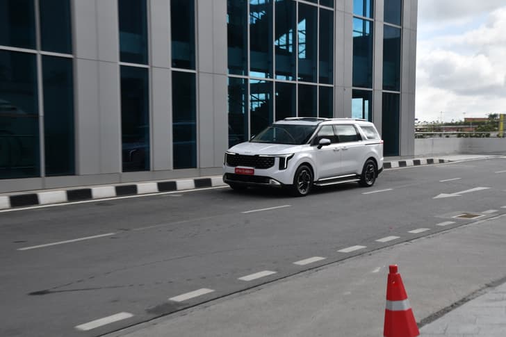 Kia Carnival Front Right Three Quarter
