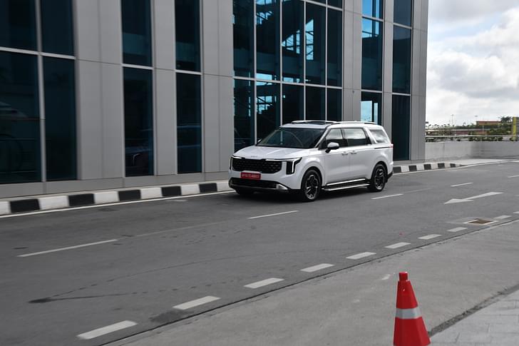 Kia Carnival Front Right Three Quarter