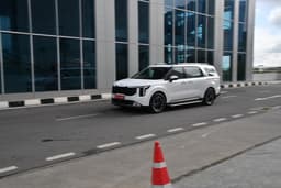 Kia Carnival Front Right Three Quarter