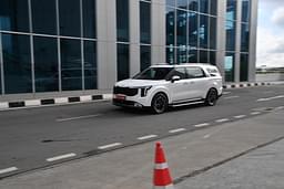 Kia Carnival Front Right Three Quarter