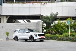 Kia Carnival Front Right Three Quarter