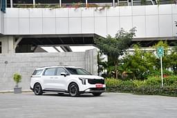 Kia Carnival Front Right Three Quarter
