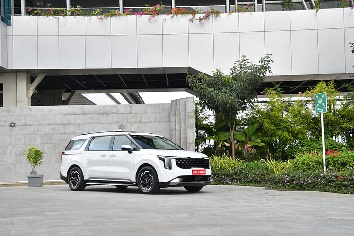 Kia Carnival Front Right Three Quarter