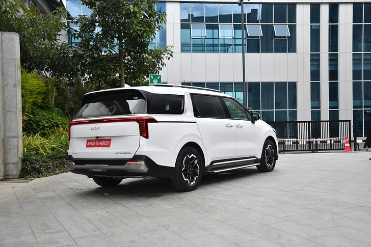 Kia Carnival Front Right Three Quarter