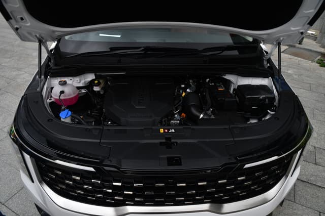 Open Bonnet Engine Shot Image - 4400