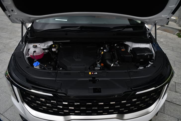 Kia Carnival Open Bonnet Engine Shot