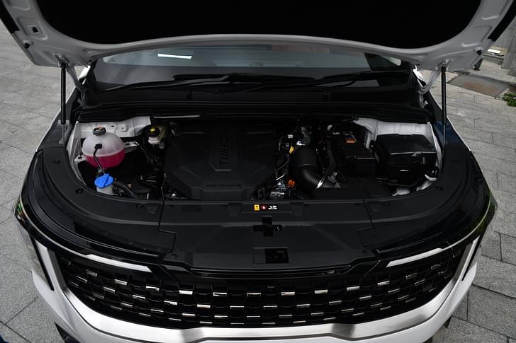 Kia Carnival Open Bonnet Engine Shot
