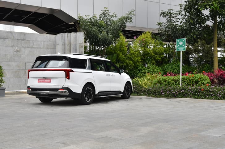 Kia Carnival Rear View