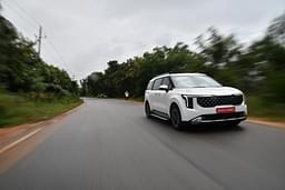 Kia Carnival Front Right Three Quarter