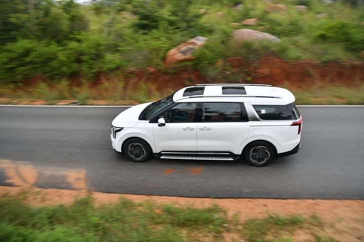 Kia Carnival Right Side View