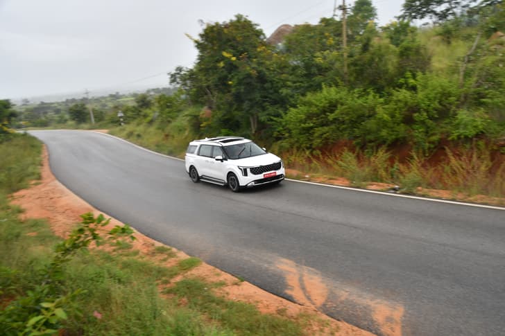 Kia Carnival Front Right Three Quarter