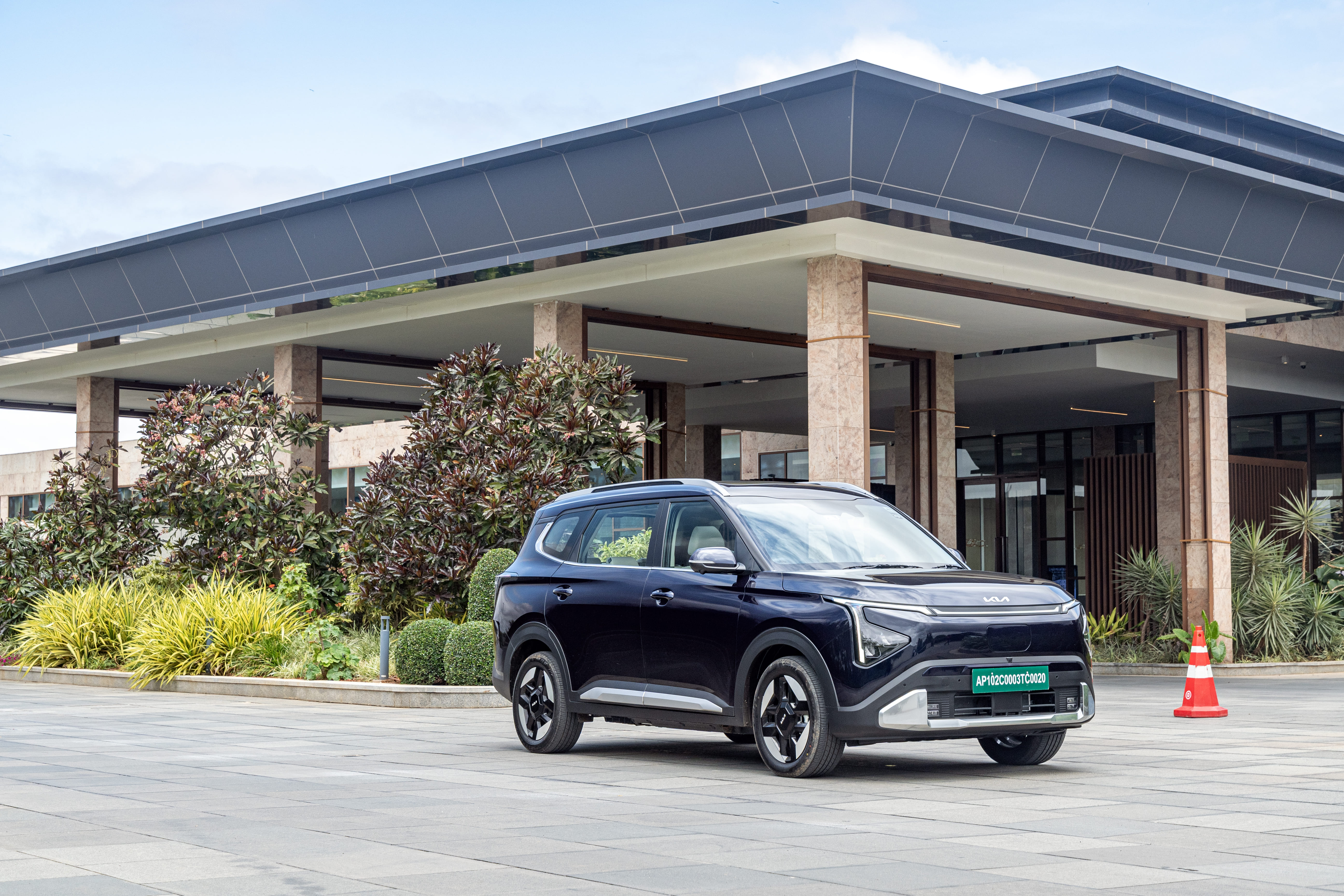 Kia Carens Clavis EV X-Line ER On-Road Price – Features, Specs & Images ...