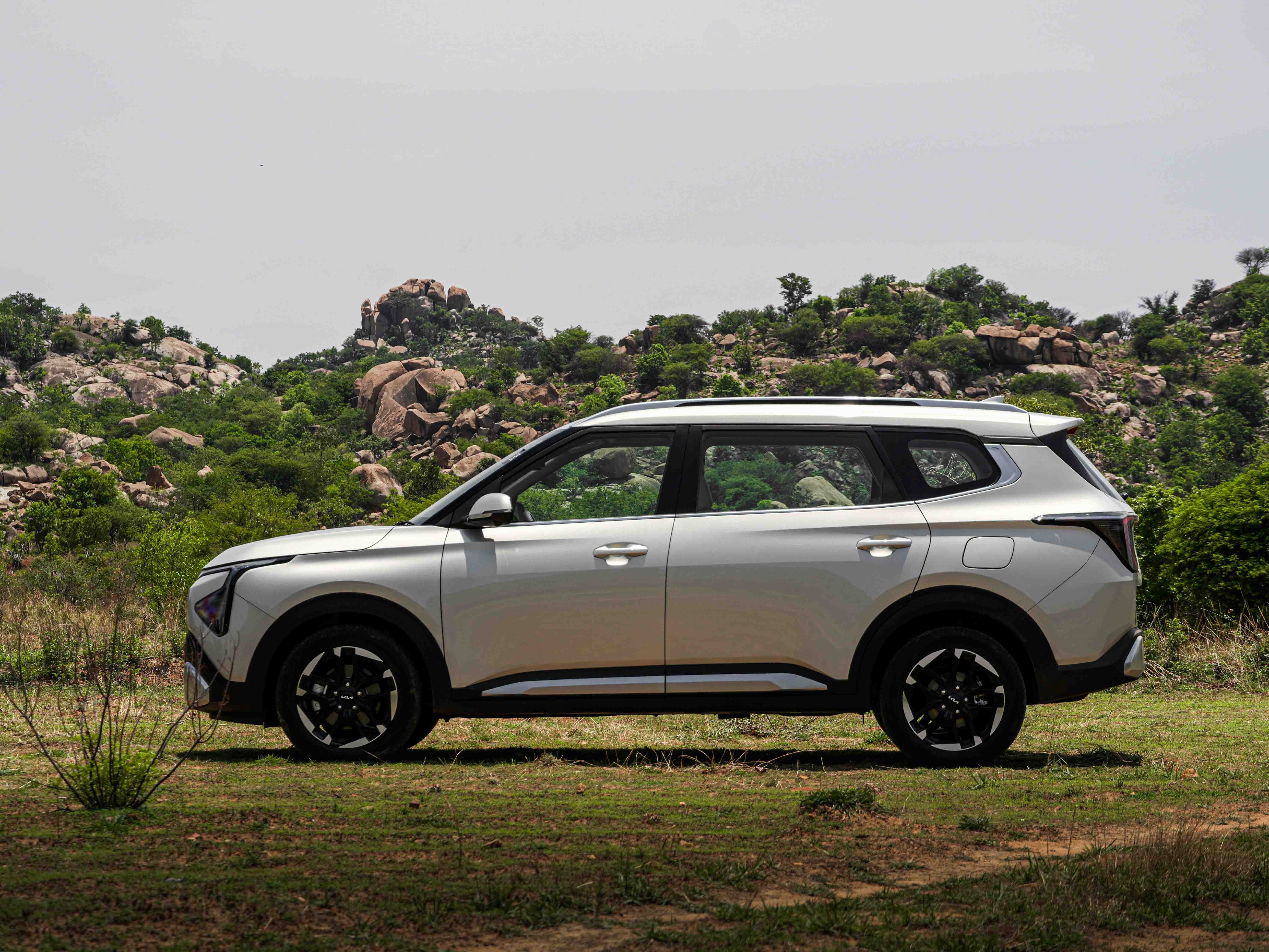 Hi, my budget is ₹14-16 lakh and I am looking for a 6- or 7-seater car with good specifications and ride comfort. Please suggest a suitable 6/7-seater car.