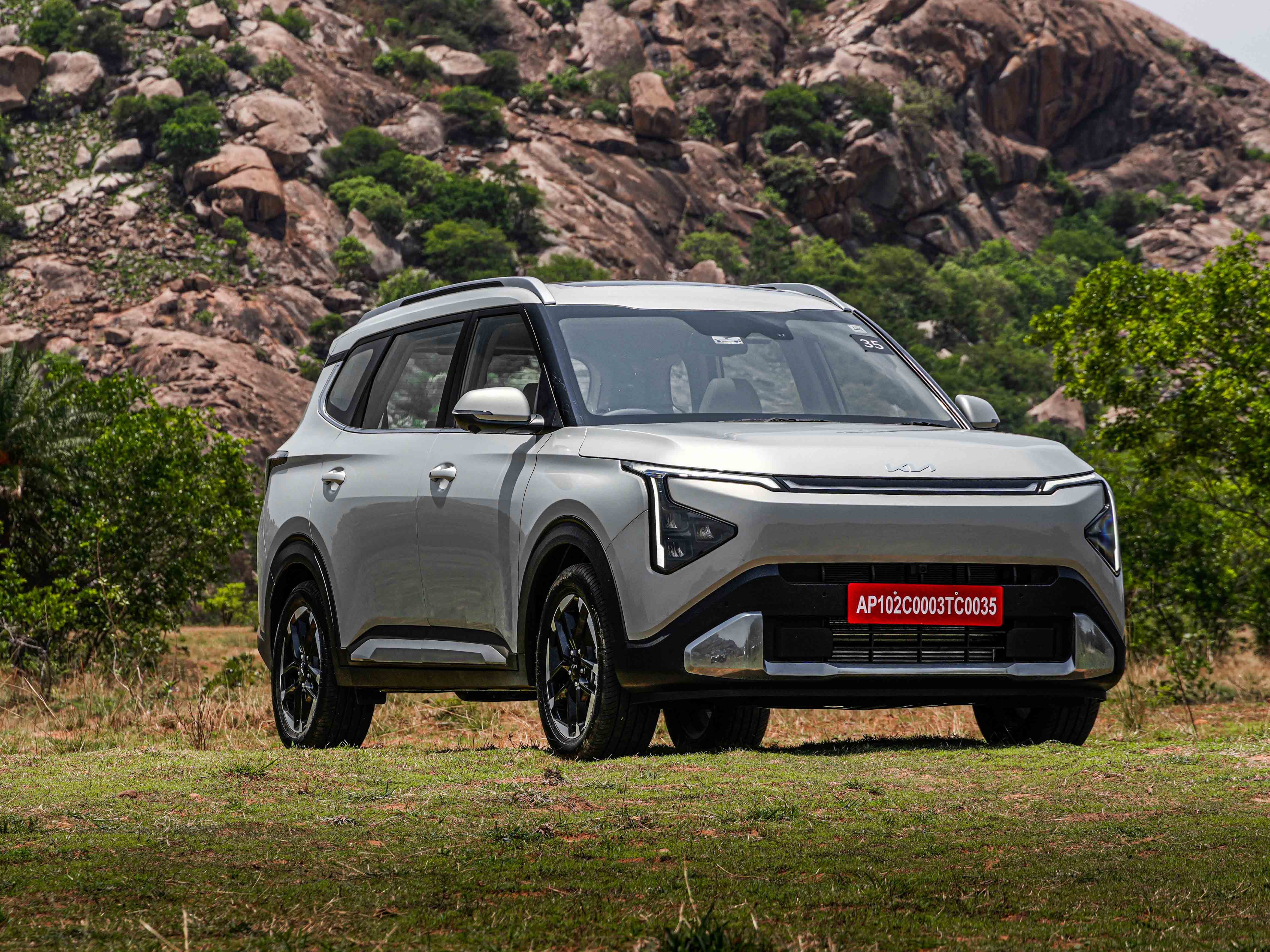 I am confused about choosing between the Maruti Suzuki XL6 (Alpha) MT and the Kia Carens Clavis HTE (EX) MT. I intend to replace my Verna. Please advise which one I should choose.