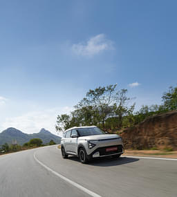 Kia Carens Clavis Front View