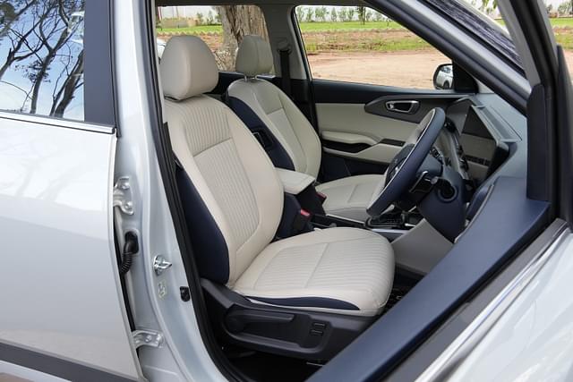Kia Carens Clavis Front Row Seats