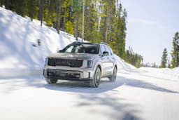 Kia Sorento Front Right Three Quarter Kia Sorento Front Right Three Quarter