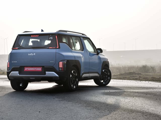 Rear Right Three Quarter Image - 30483