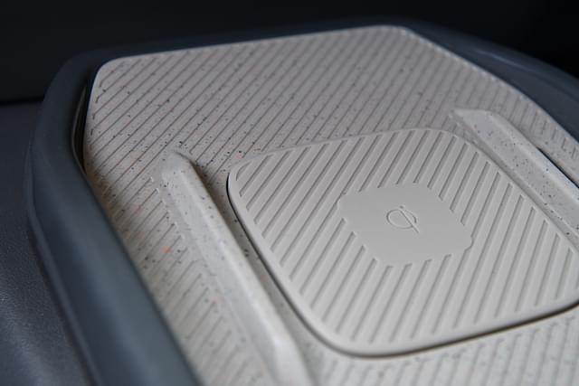 Charging Ports Image - 1402