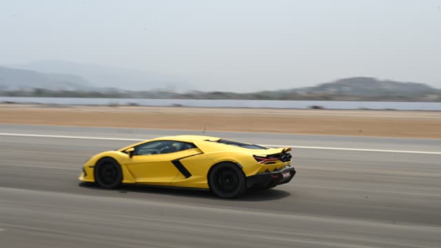 Front Right Three Quarter Image - 1828