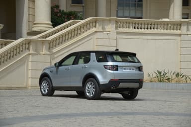 𝗟𝗮𝗻𝗱 𝗥𝗼𝘃𝗲𝗿 𝗖𝗮𝗿𝘀 𝗶𝗻 𝗜𝗻𝗱𝗶𝗮 2026 – Price, Models & Images | Autocar India