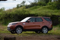 Land Rover Discovery Front Right Three Quarter
