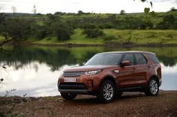 Land Rover Discovery Front Right Three Quarter