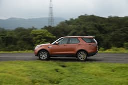 Land Rover Discovery Front Right Three Quarter