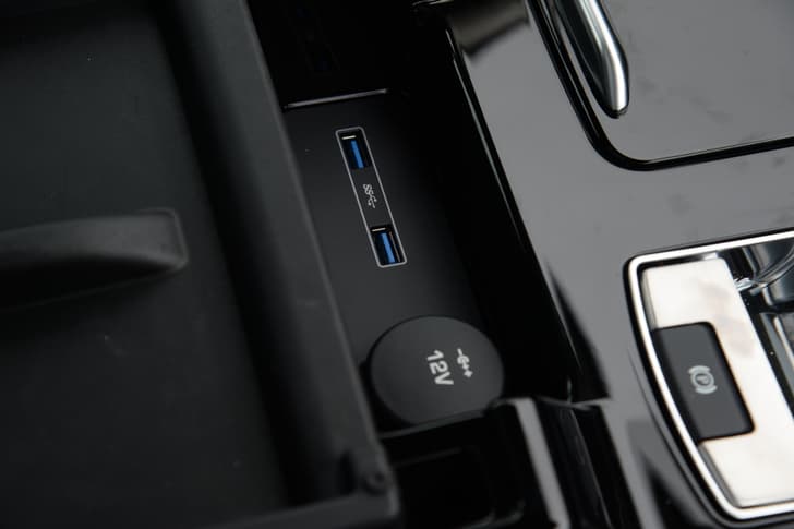Land Rover Discovery 12V Power Outlets