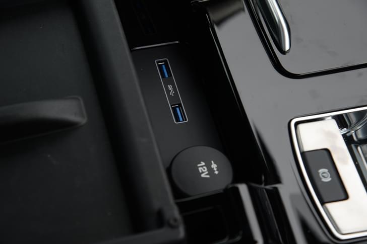 Land Rover Discovery 12V Power Outlets